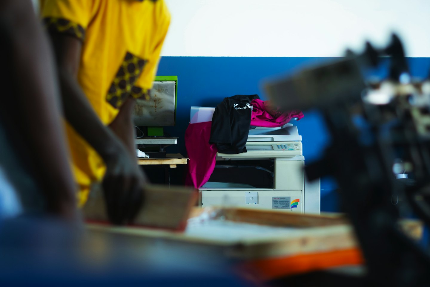 Person bedruckt T-Shirt im Siebdruckverfahren mit Rakel.